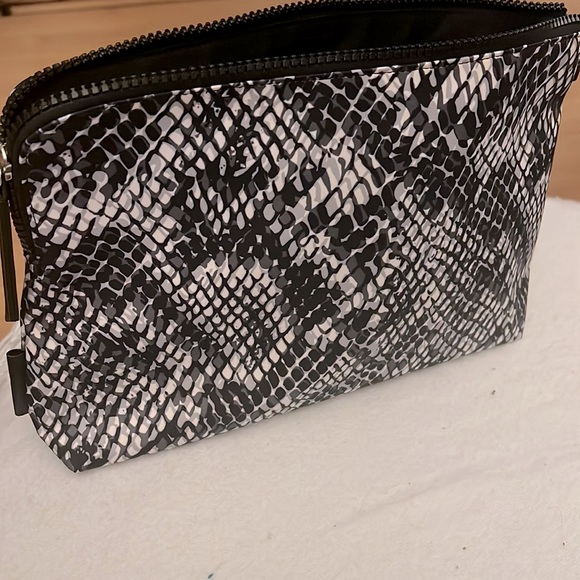 GILI NWOT Large Zipper Pouch - Picture 2 of 7